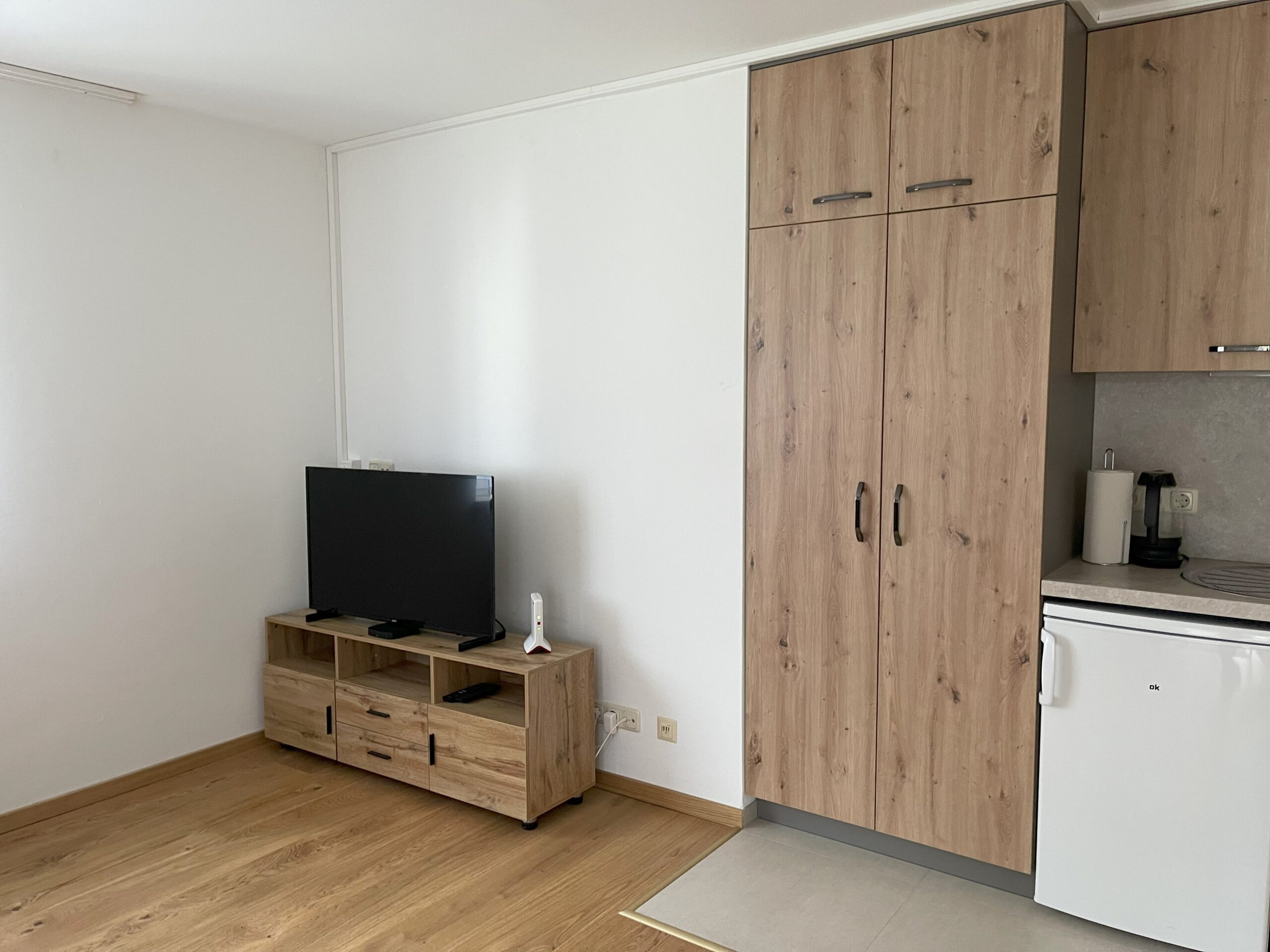 Fernseher und Kleiderschrank