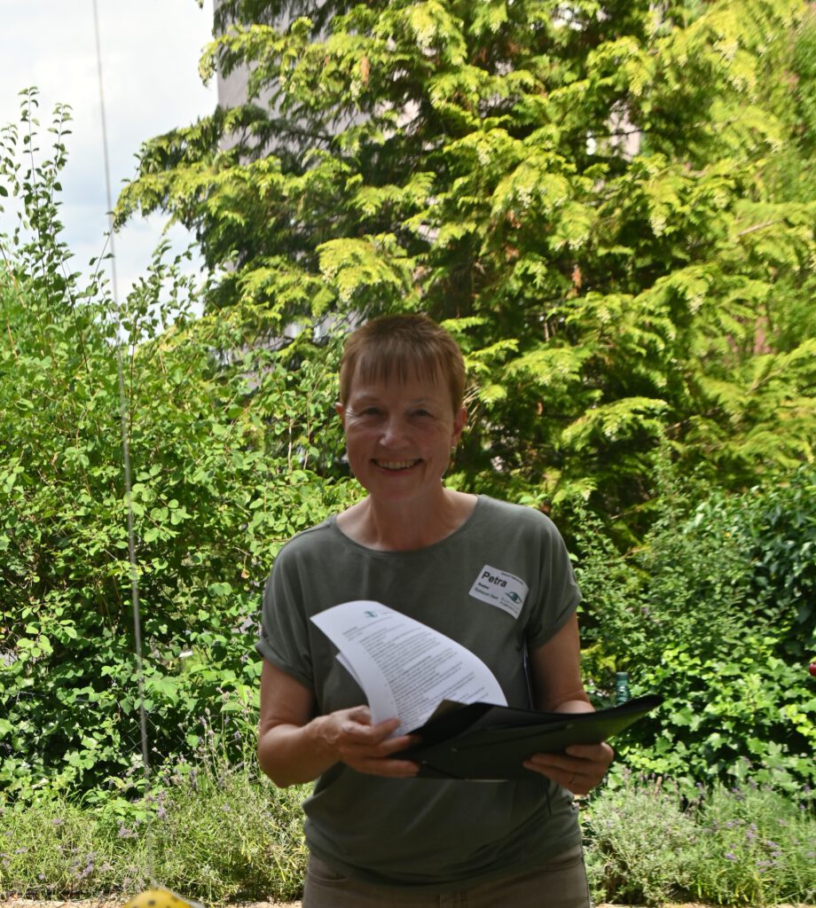 Petra Goebel bei einem Vortrag im Garten